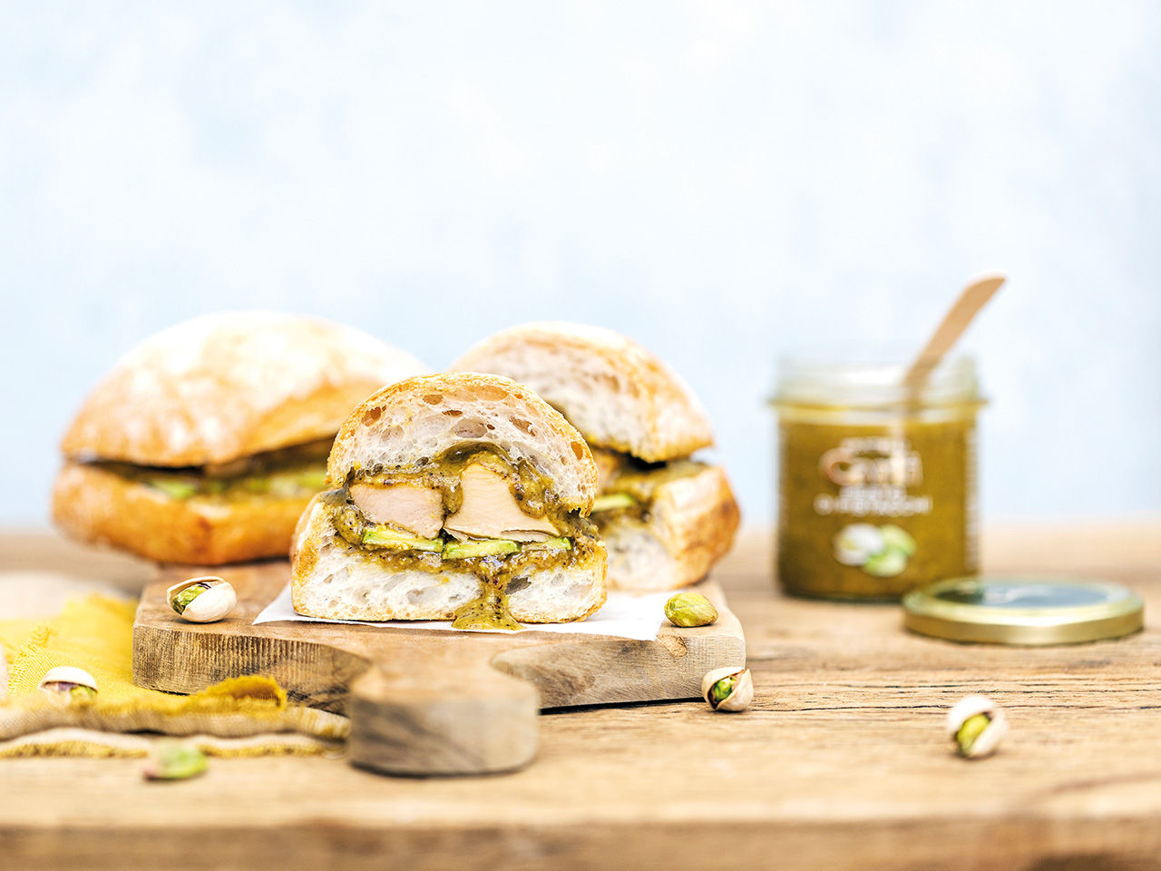 Sandwich with tuna, vegetables and pistachio pesto